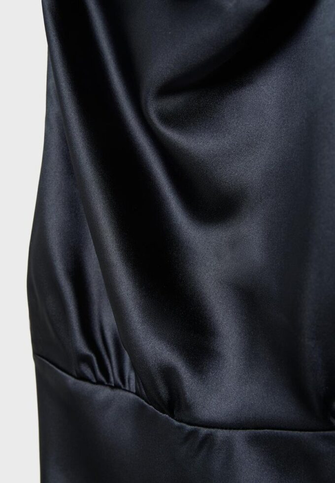 Kurzes Satin-Kleid mit Neckholder