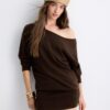 Kurzes Strickkleid mit U-Boot-Ausschnitt Kurzes Strickkleid mit U-Boot-Ausschnitt