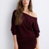 Kurzes Strickkleid mit U-Boot-Ausschnitt Kurzes Strickkleid mit U-Boot-Ausschnitt