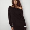 Kurzes Strickkleid mit U-Boot-Ausschnitt Kurzes Strickkleid mit U-Boot-Ausschnitt