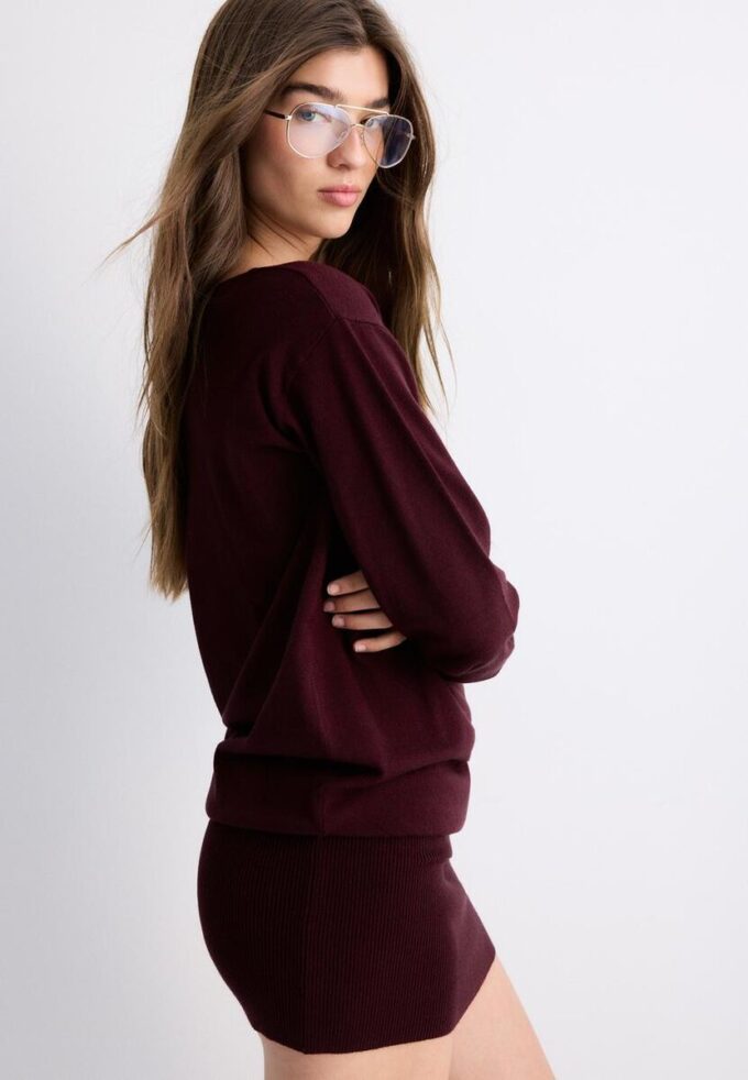 Kurzes Strickkleid mit U-Boot-Ausschnitt Kurzes Strickkleid mit U-Boot-Ausschnitt