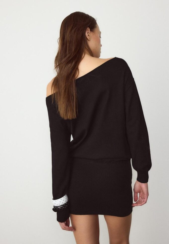 Kurzes Strickkleid mit U-Boot-Ausschnitt Kurzes Strickkleid mit U-Boot-Ausschnitt