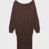 Kurzes Strickkleid mit U-Boot-Ausschnitt Kurzes Strickkleid mit U-Boot-Ausschnitt