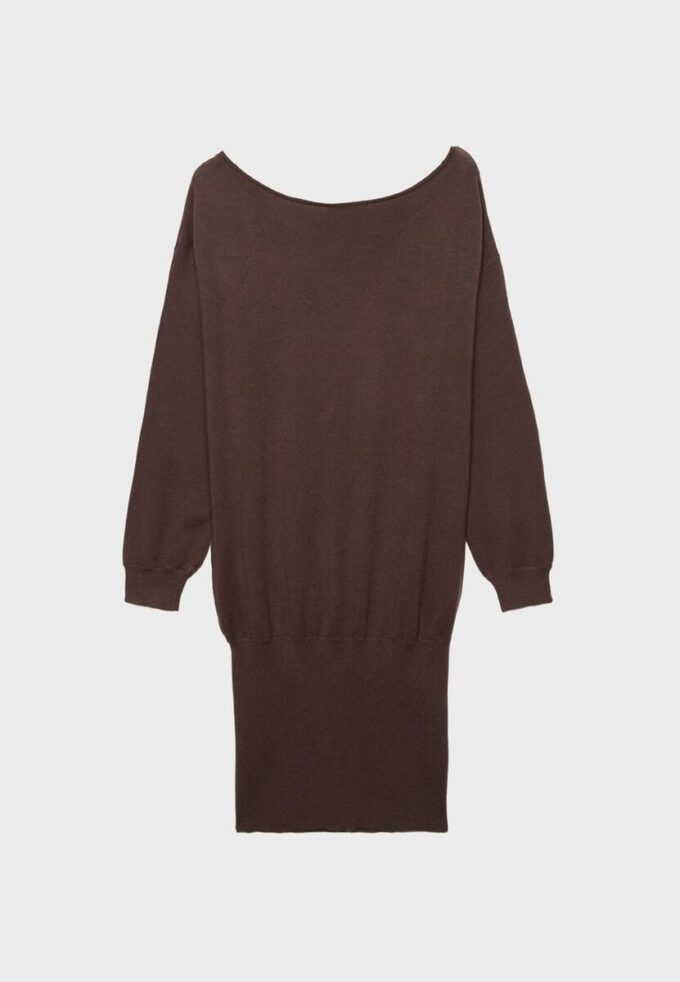 Kurzes Strickkleid mit U-Boot-Ausschnitt Kurzes Strickkleid mit U-Boot-Ausschnitt