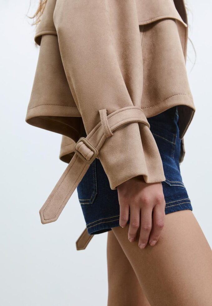 Kurzes Trenchcoat aus Kunstwildleder