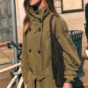 Kurzes Trenchcoat mit hohem Kragen