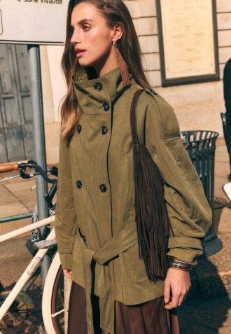 Kurzes Trenchcoat mit hohem Kragen