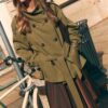 Kurzes Trenchcoat mit hohem Kragen