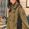 Kurzes Trenchcoat mit hohem Kragen