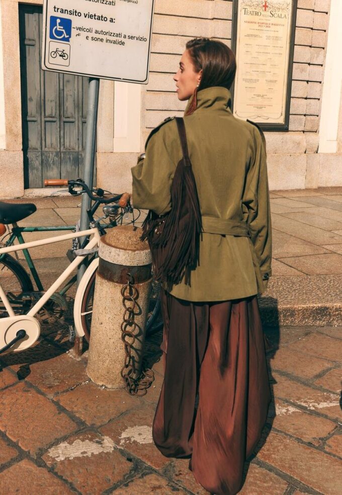Kurzes Trenchcoat mit hohem Kragen