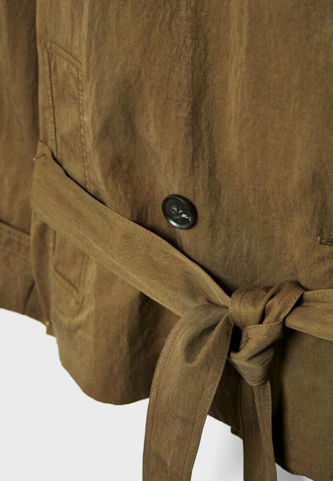 Kurzes Trenchcoat mit hohem Kragen