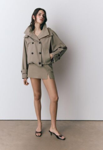 Kurzes Trenchcoat mit Puffärmeln und abnehmbarer Kapuze