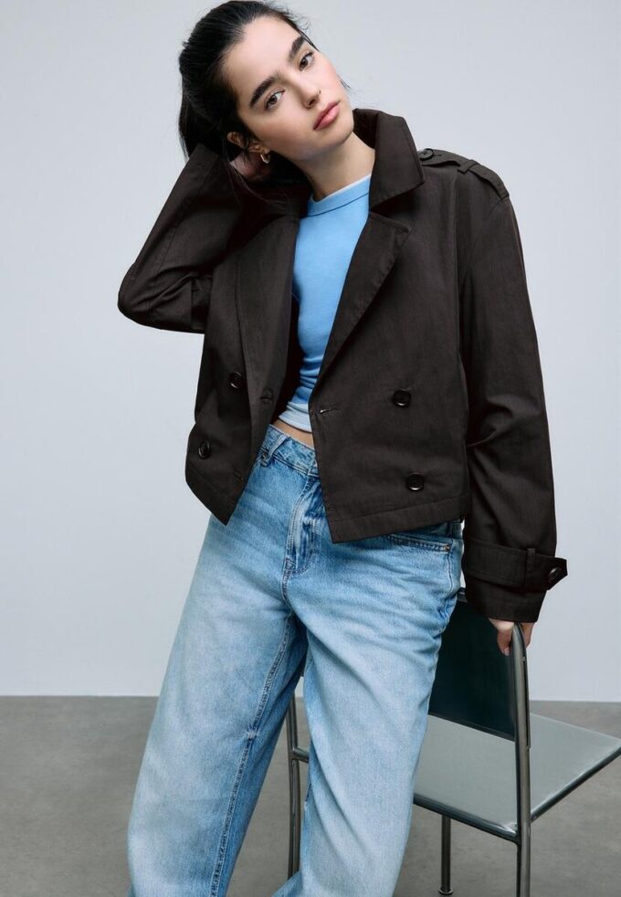 Kurzes Zweireihiger Trenchcoat Kurzes Zweireihiger Trenchcoat