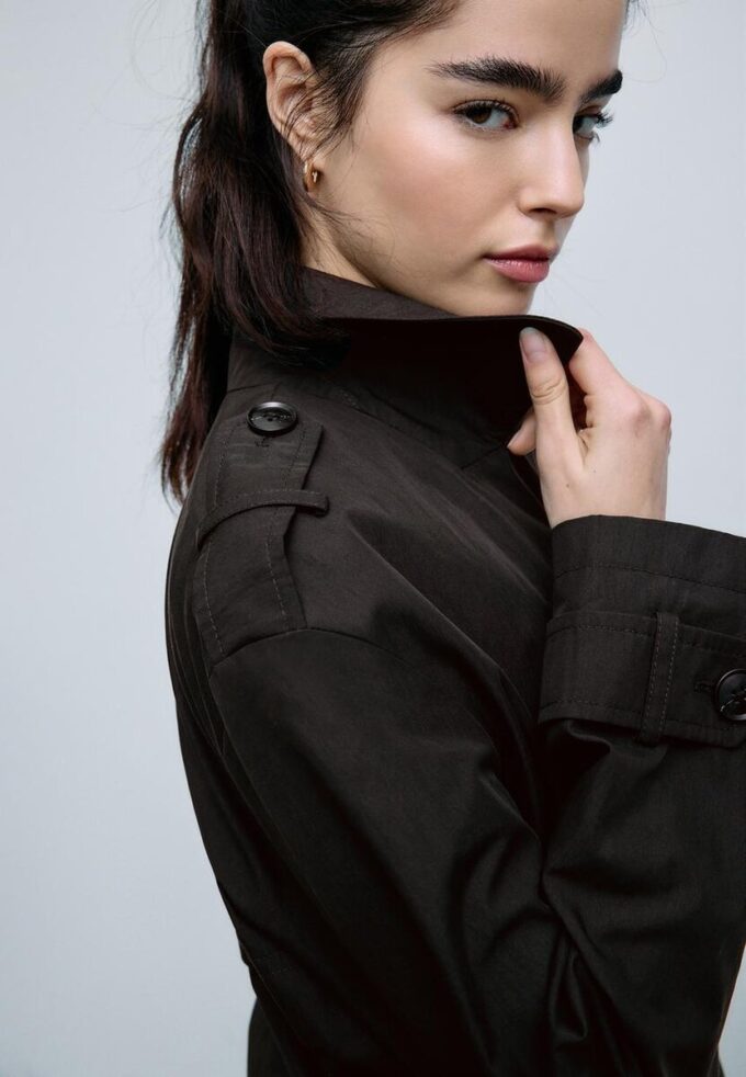 Kurzes Zweireihiger Trenchcoat Kurzes Zweireihiger Trenchcoat