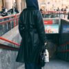 Langer Trenchcoat aus Kunstleder