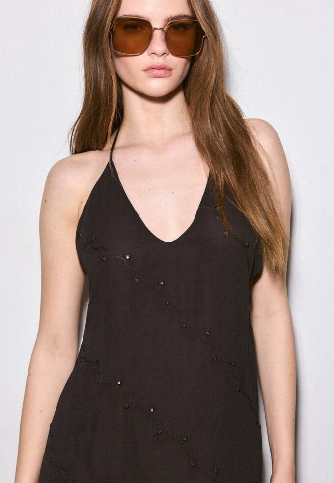 Langes besticktes Neckholder-Kleid Langes besticktes Neckholder-Kleid