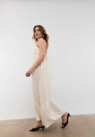 Langes Crêpe-Kleid mit Perlenverzierten Trägern