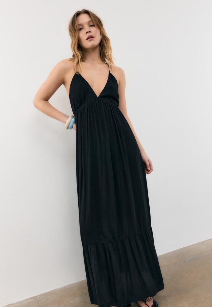 Langes Crêpe-Kleid mit Perlenverzierten Trägern