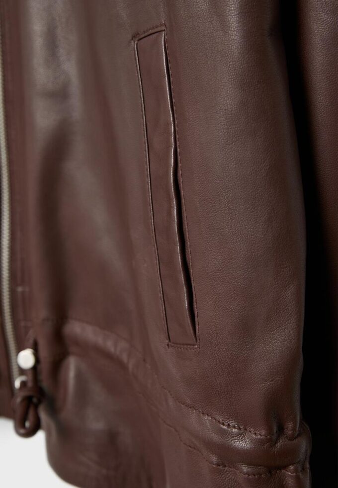 Lederjacke mit Taschen und verstellbarer Taille Lederjacke mit Taschen und verstellbarer Taille