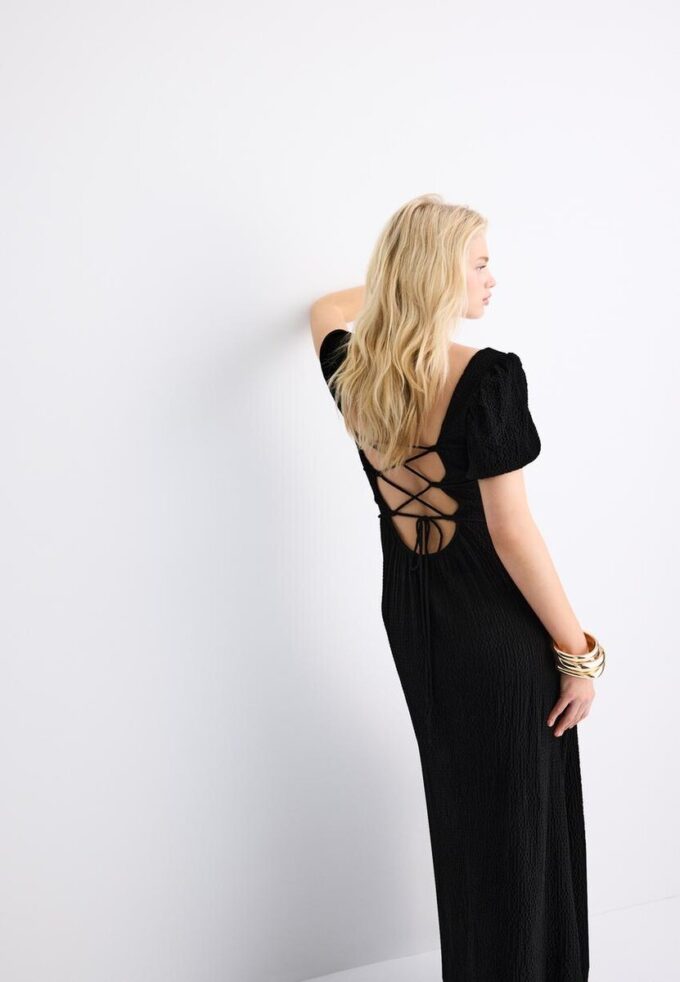 Lockeres Maxikleid mit gekreuztem Rücken Lockeres Maxikleid mit gekreuztem Rücken
