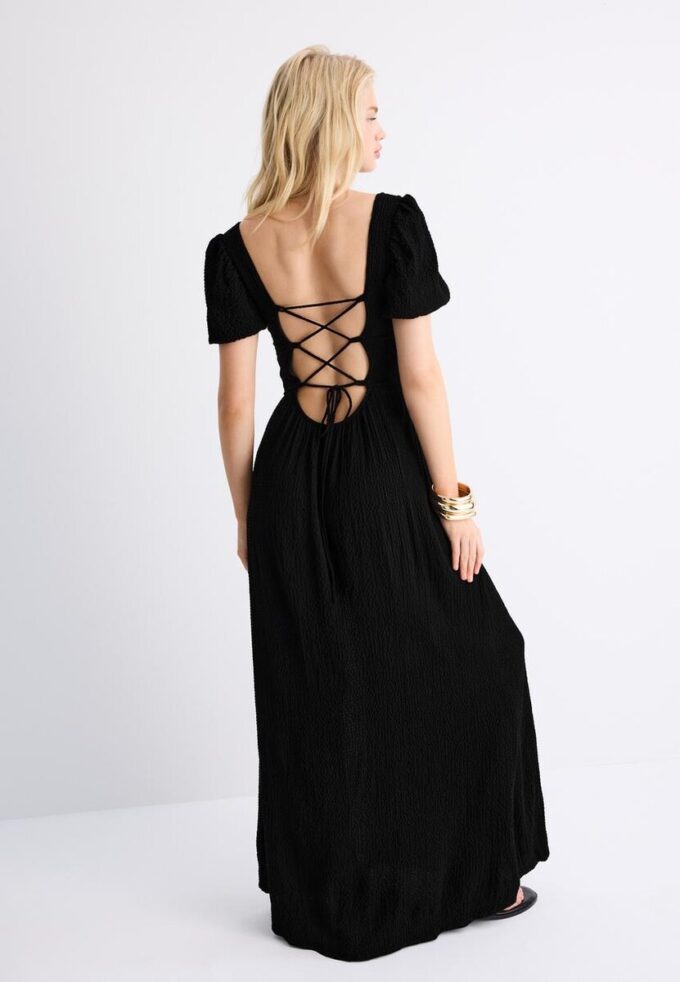 Lockeres Maxikleid mit gekreuztem Rücken Lockeres Maxikleid mit gekreuztem Rücken