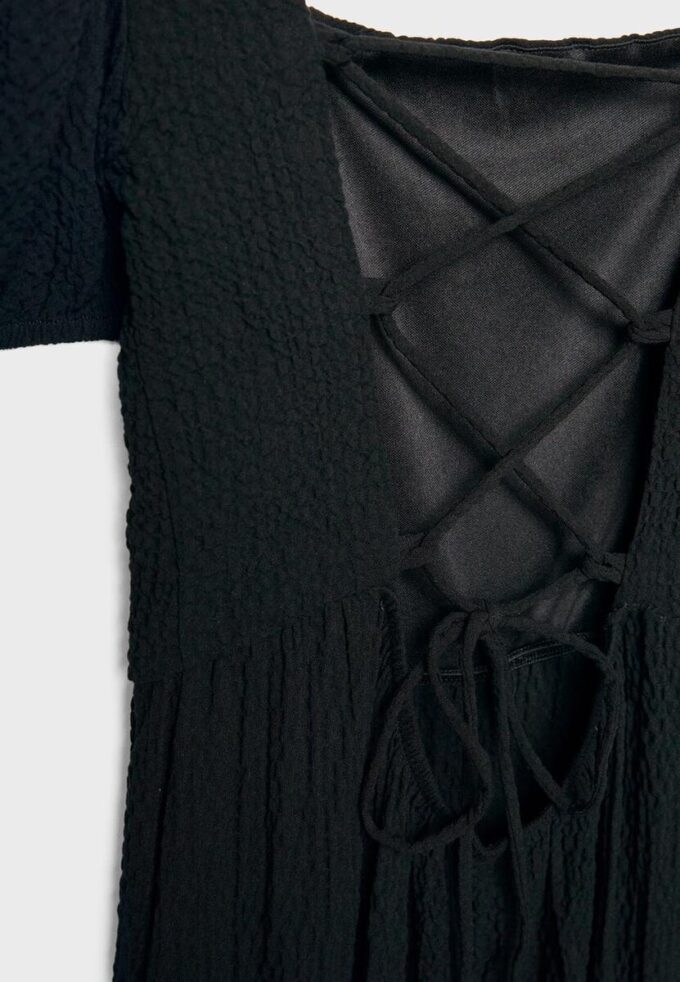 Lockeres Maxikleid mit gekreuztem Rücken Lockeres Maxikleid mit gekreuztem Rücken