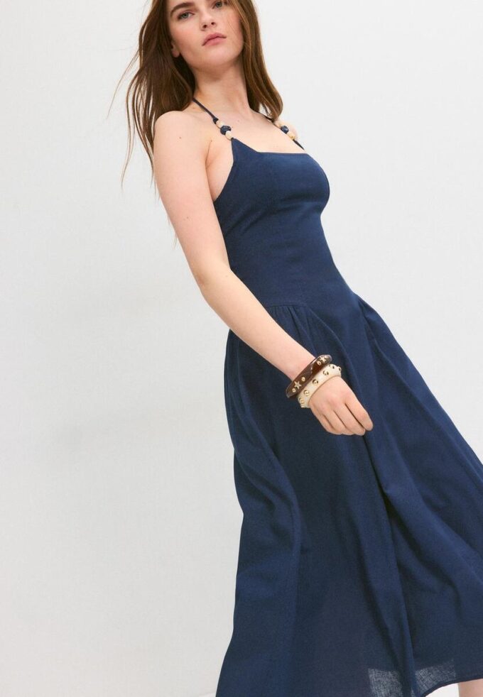 Midi-Halterkleid mit Perlenverzierung Midi-Halterkleid mit Perlenverzierung