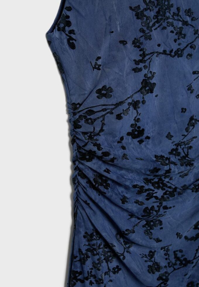 Midi-Kleid aus Tüll mit Qipao-Ausschnitt Midi-Kleid aus Tüll mit Qipao-Ausschnitt
