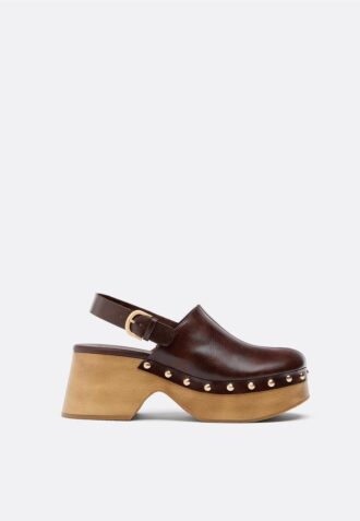 Plateau-Clogs mit Nieten