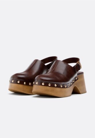 Plateau-Clogs mit Nieten