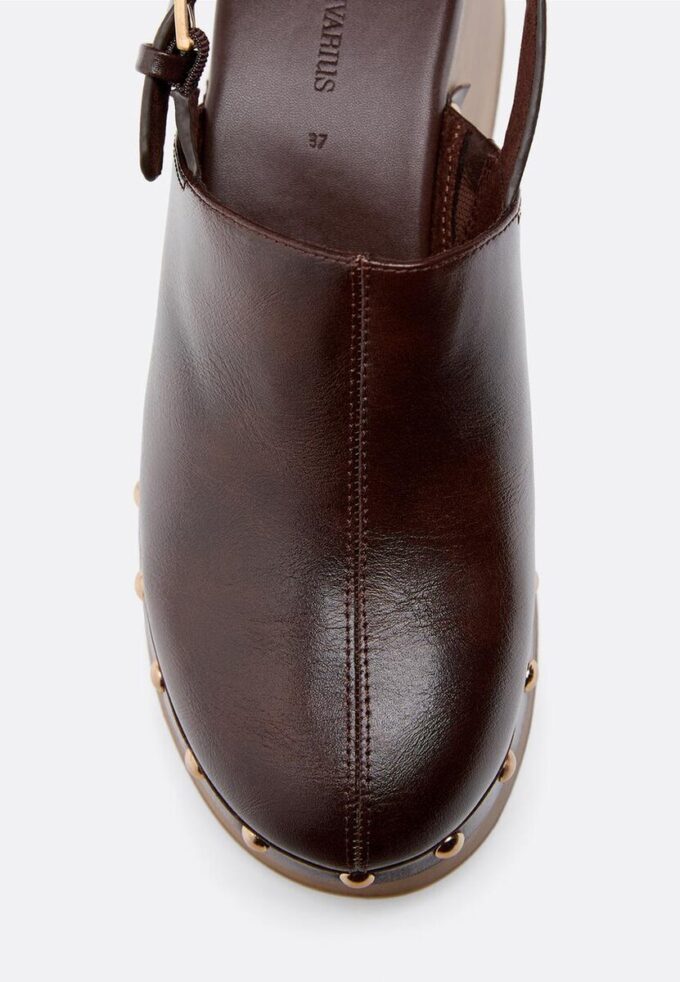 Plateau-Clogs mit Nieten