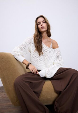 Pullover aus Mesh-Strick mit U-Boot-Ausschnitt Pullover aus Mesh-Strick mit U-Boot-Ausschnitt
