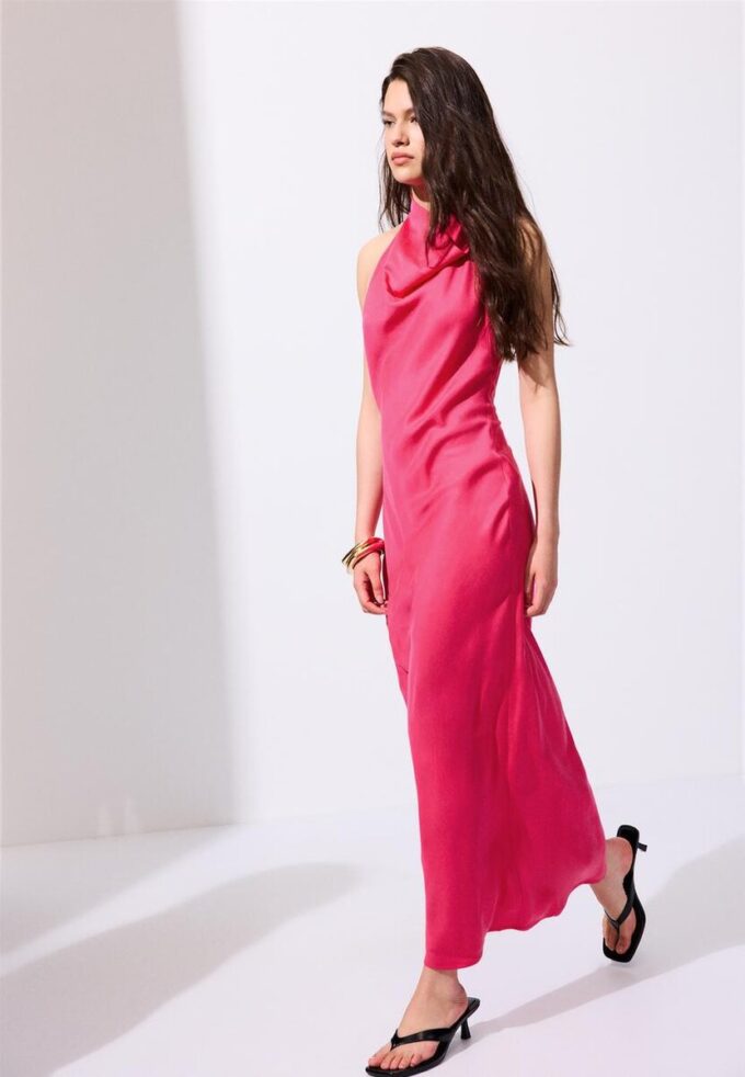 Rückenfreies Midi-Kleid mit Neckholder Rückenfreies Midi-Kleid mit Neckholder