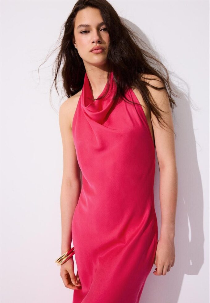 Rückenfreies Midi-Kleid mit Neckholder Rückenfreies Midi-Kleid mit Neckholder