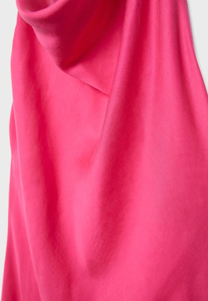 Rückenfreies Midi-Kleid mit Neckholder Rückenfreies Midi-Kleid mit Neckholder