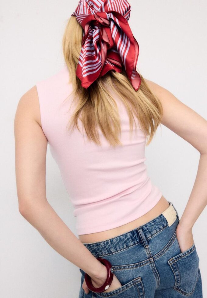 Ärmelloses T-Shirt mit Trichterkragen Ärmelloses T-Shirt mit Trichterkragen