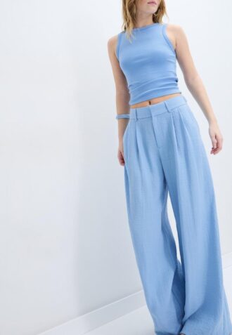 Rustikale Hose mit Wide Leg und verstellbaren Knöpfen Rustikale Hose mit Wide Leg und verstellbaren Knöpfen