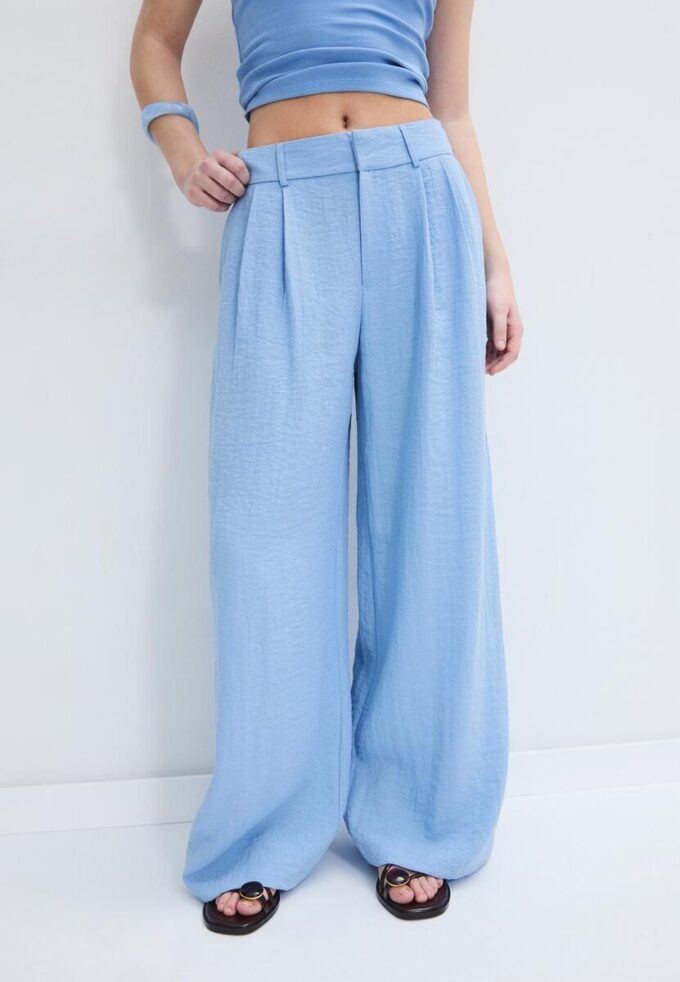 Rustikale Hose mit Wide Leg und verstellbaren Knöpfen