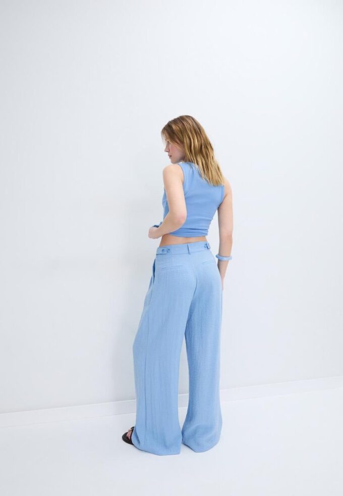 Rustikale Hose mit Wide Leg und verstellbaren Knöpfen