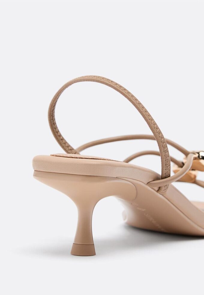 Sandaletten mit Kitten-Heel und Metall-Details Sandaletten mit Kitten-Heel und Metall-Details
