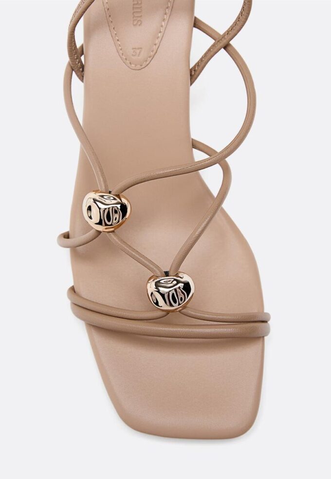 Sandaletten mit Kitten-Heel und Metall-Details Sandaletten mit Kitten-Heel und Metall-Details