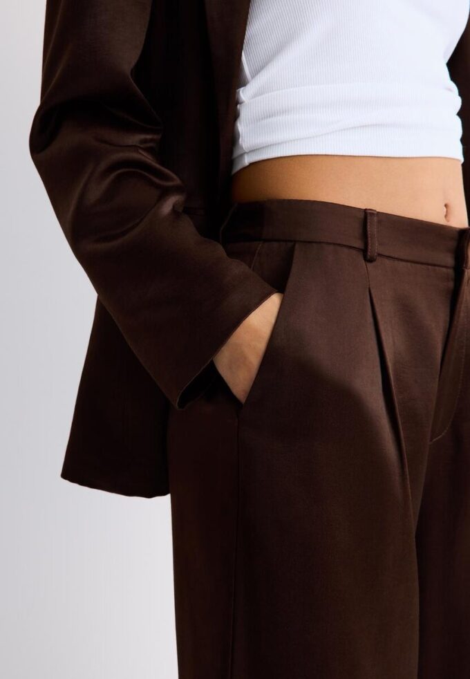 Satin-Bermudashorts mit Abnähern Satin-Bermudashorts mit Abnähern