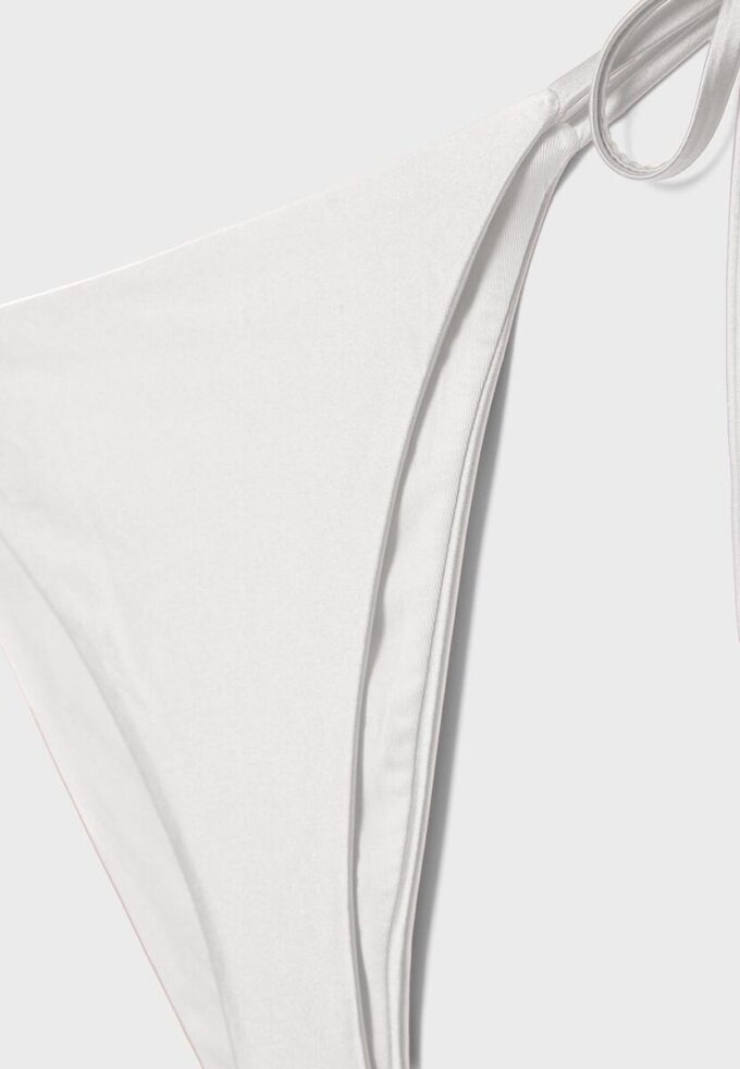 Satin-Bikini-Höschen im Brazilian-Stil Satin-Bikini-Höschen im Brazilian-Stil