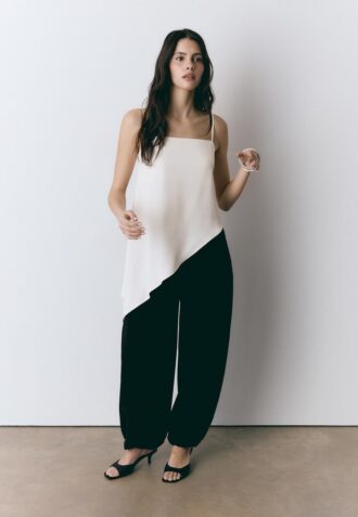 Satin-Oberteil mit asymmetrischem Saum Satin-Oberteil mit asymmetrischem Saum