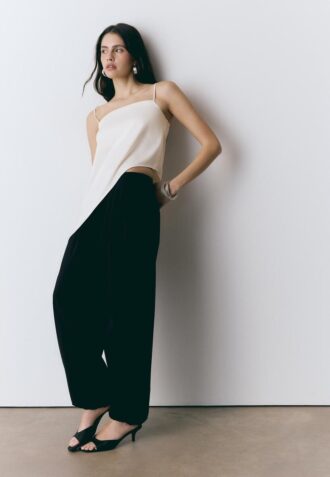 Satin-Oberteil mit asymmetrischem Saum Satin-Oberteil mit asymmetrischem Saum
