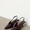 Schuhe mit V-Ausschnitt und Kitten-Absatz