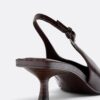 Schuhe mit V-Ausschnitt und Kitten-Absatz