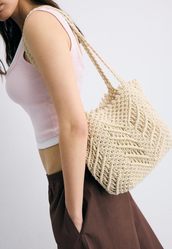 Shopper-Tasche aus Häkelstoff mit Metallfäden Shopper-Tasche aus Häkelstoff mit Metallfäden