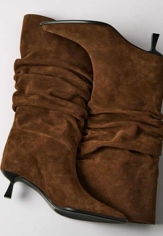 Slouchy Leder-Stiefel mit Kitten-Heel