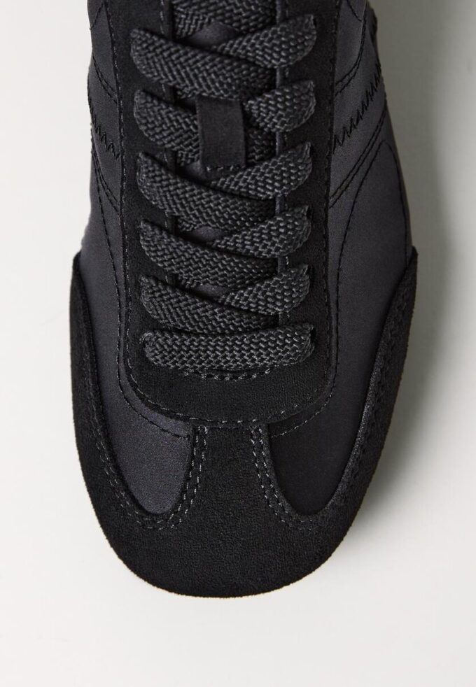 Sneaker mit feiner Satinsohle